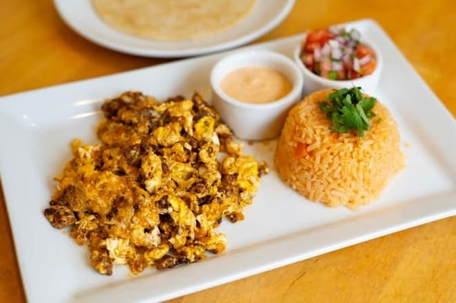 (D) HUEVOS REVUELTOS.